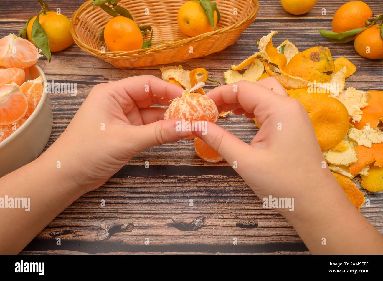Pelando una mandarina, quitando concha a una mandarina. Stock