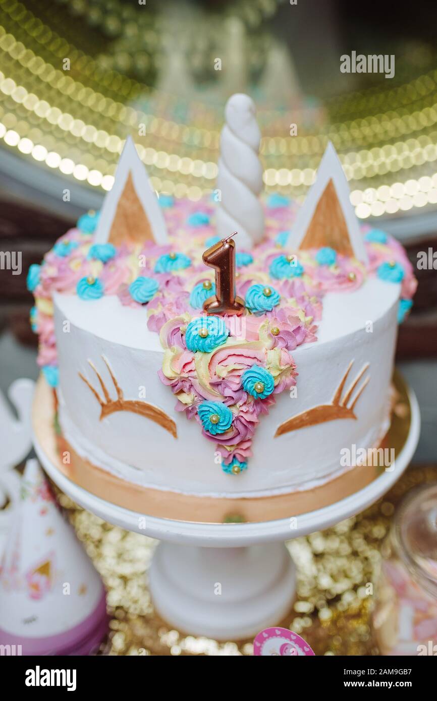 Pastel de cumpleaños Unicornio para 1 año de edad Fotografía de stock -  Alamy