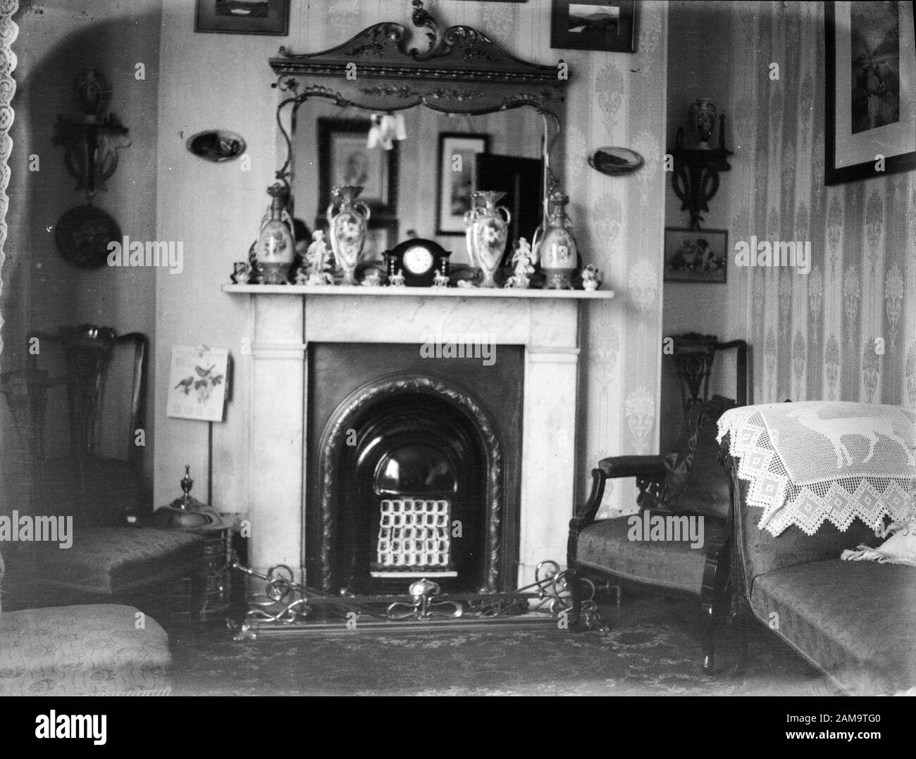 Archivo imagen alrededor de 1920 del interior de una sala de estar. Escaneado a partir del negativo original. Foto de stock