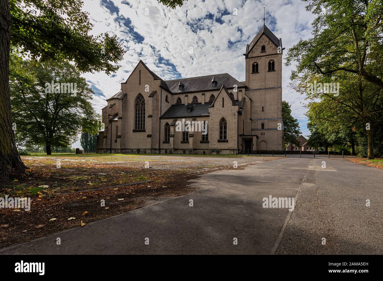 Krefeld - primer plano de Hohenbudberg a la Iglesia Saint Matthias, Renania del Norte-Westfalia, Alemania, Krefeld, 09.2018 Foto de stock