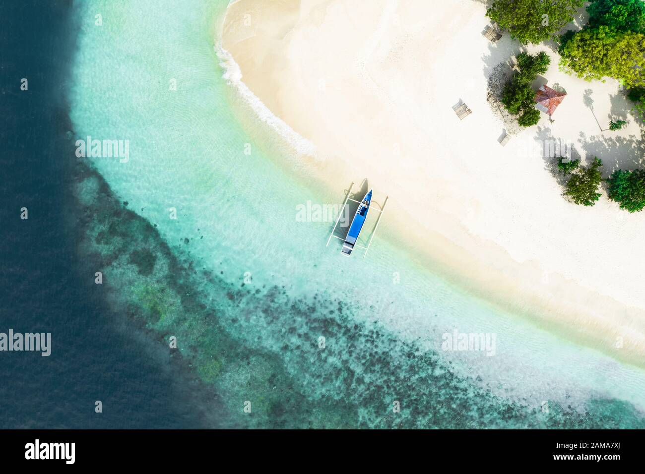 Vista desde arriba, impresionantes vistas aéreas de Gili Kedis con una hermosa playa de arena blanca bañada por una turquesa y aguas cristalinas. Foto de stock