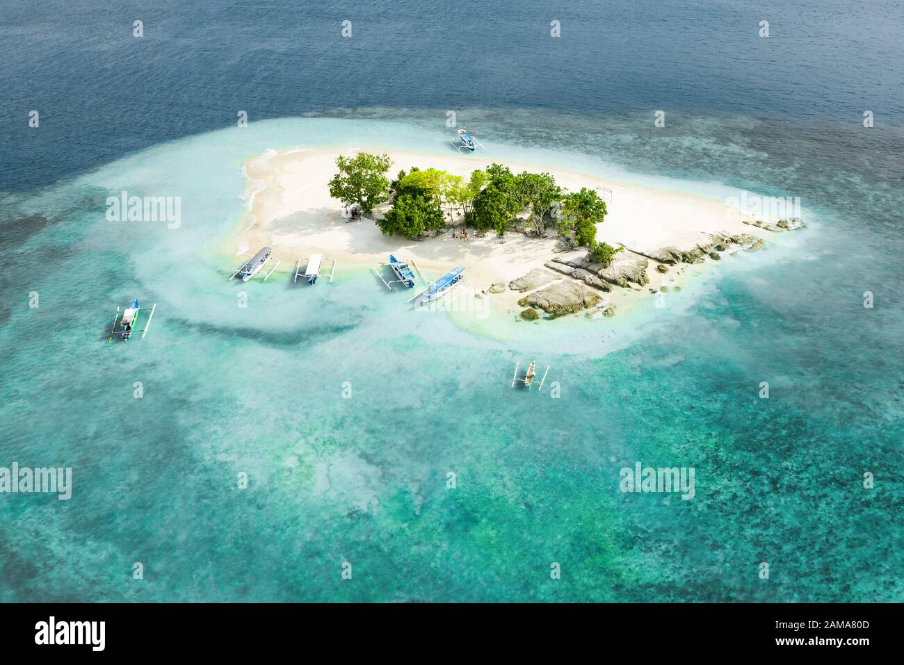 Vista desde arriba, impresionantes vistas aéreas de Gili Kedis con una hermosa playa de arena blanca bañada por una turquesa y aguas cristalinas. Foto de stock