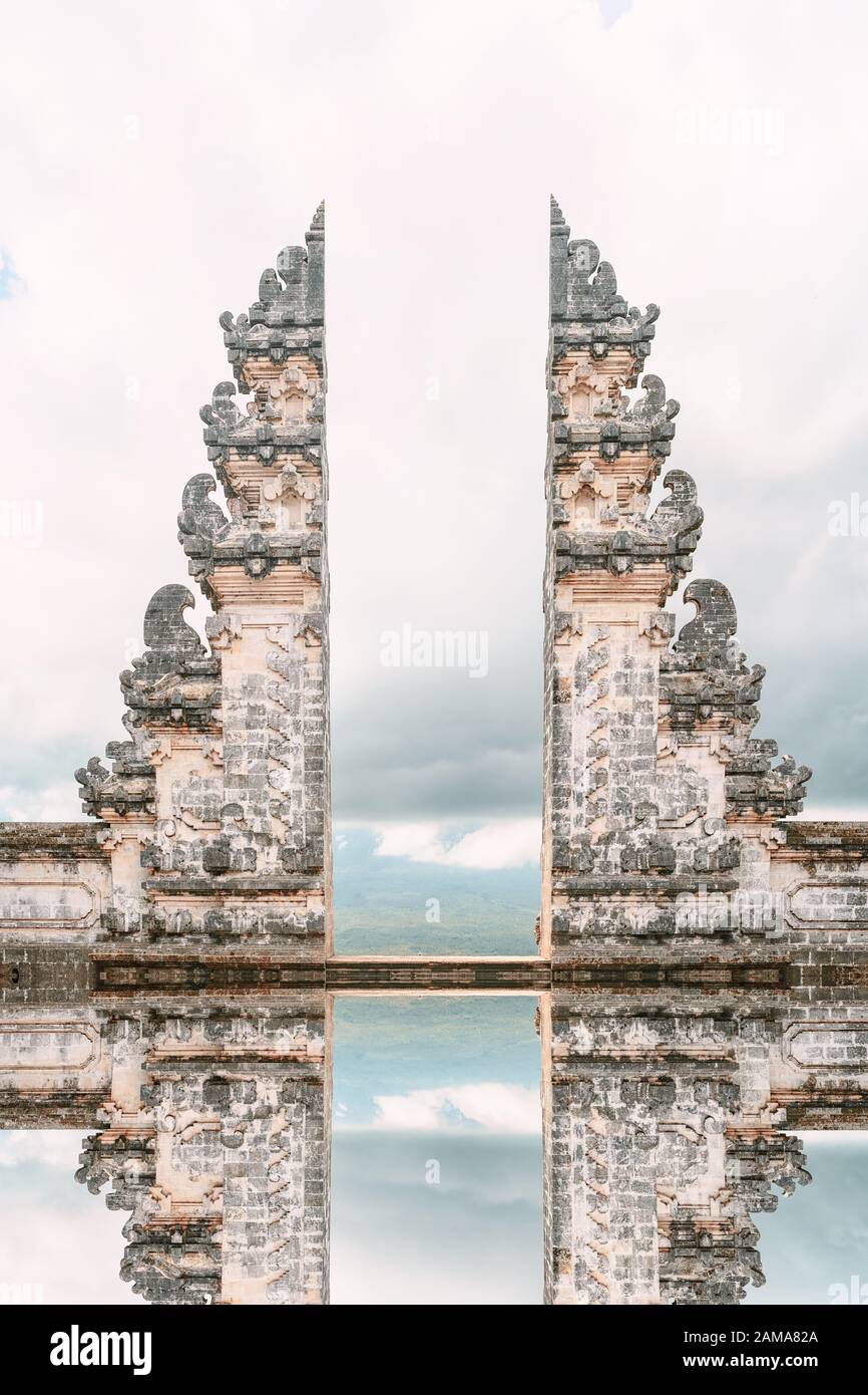 Impresionante vista de la Puerta del Cielo con su reflejo en el agua, al  norte de Bali, Indonesia Fotografía de stock - Alamy