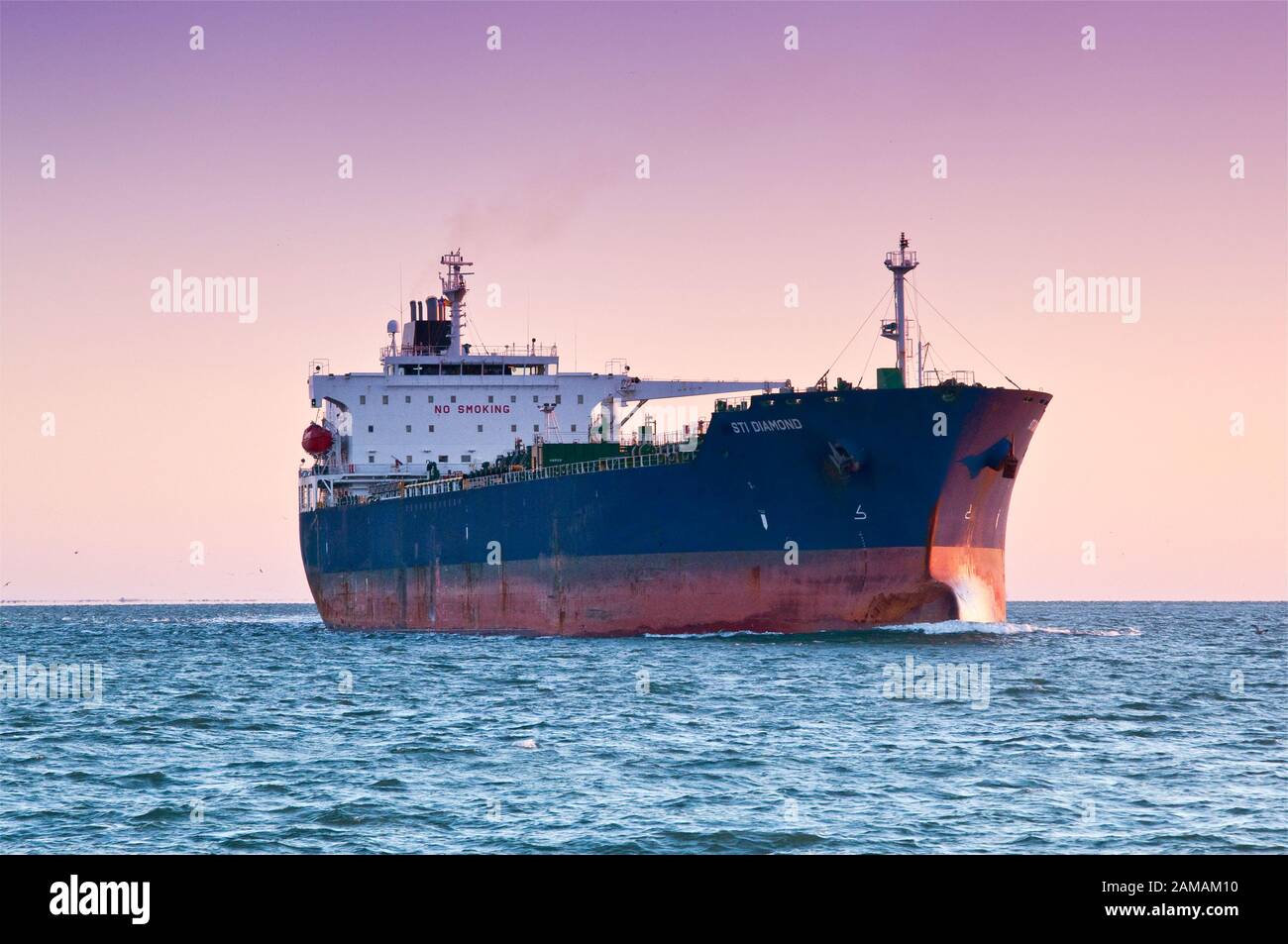 M/S Sti Diamond, petrolero/químico, en Galveston Bay, en su camino desde el Puerto de Houston hasta el Golfo de México, al amanecer cerca de Galveston, Texas, EE.UU. Foto de stock
