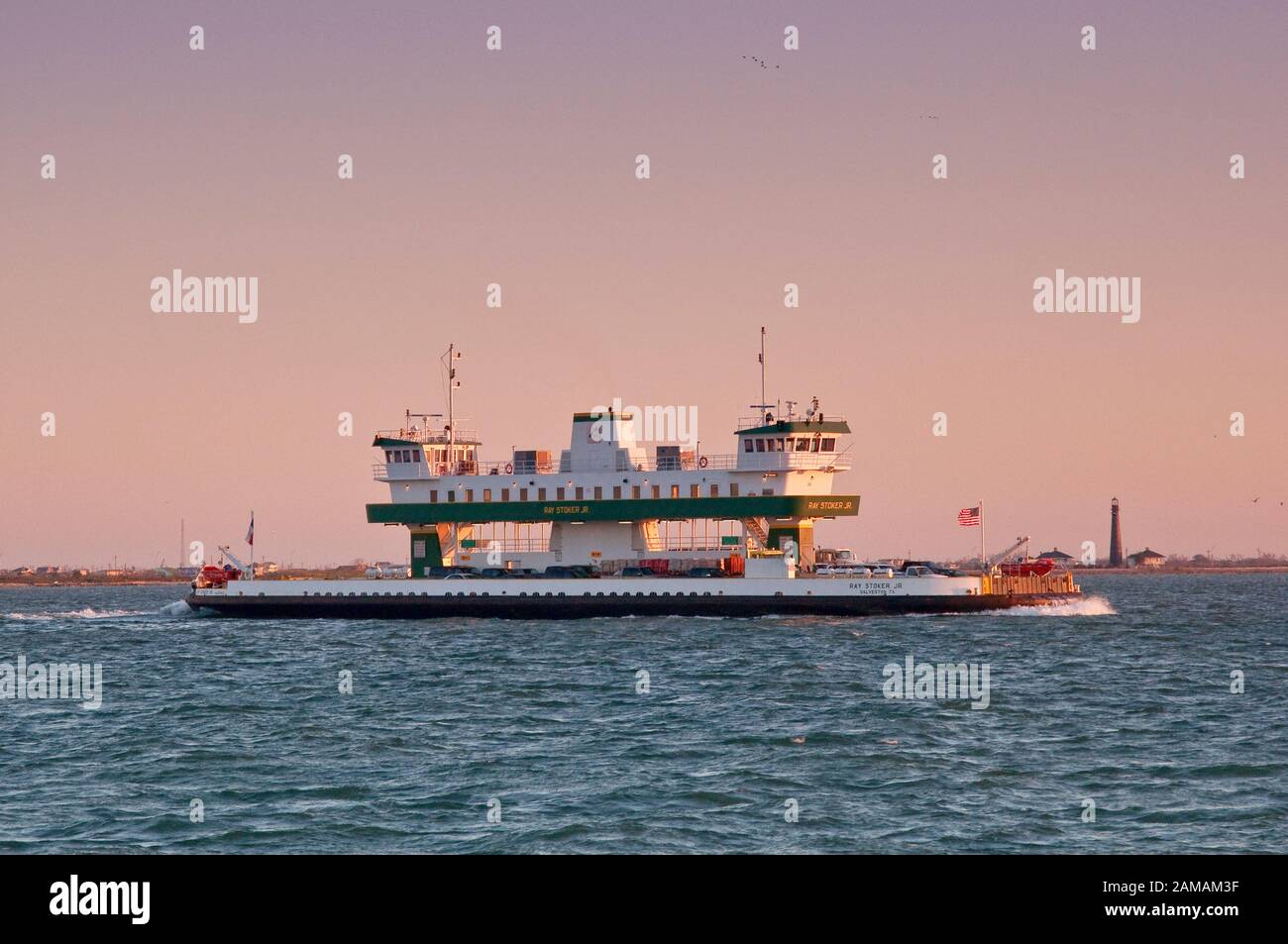 Ray Stoker Jr, ferry que cruza Galveston Bay, al amanecer, cerca de la península de Bolívar desde Galveston, Texas, Estados Unidos Foto de stock