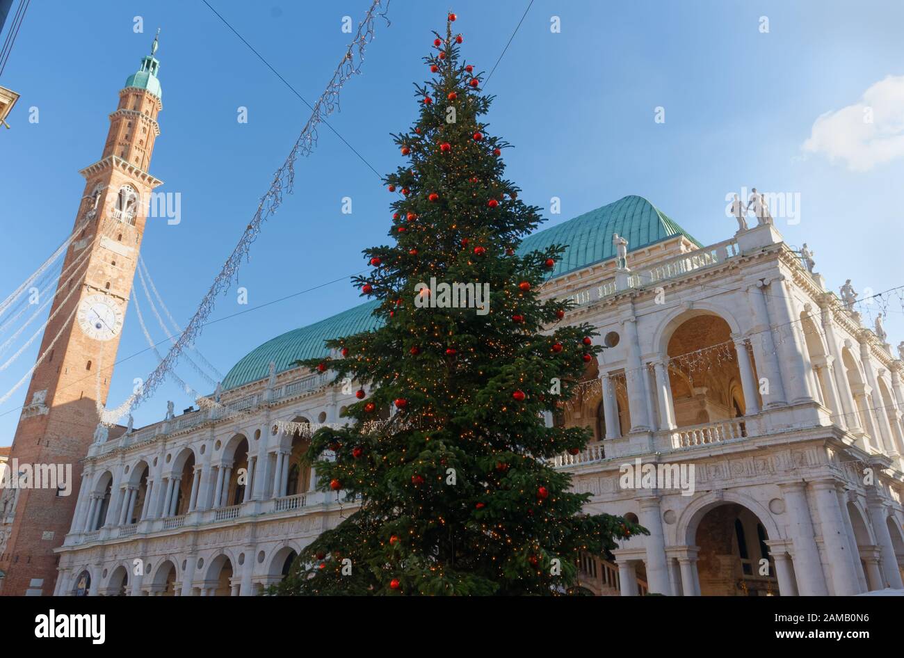 Árbol de Navidad en la Piazza dei Signori en Vicenza, Italia, con la Basílica Palladiana y la torre cívica Bissara en el fondo Foto de stock
