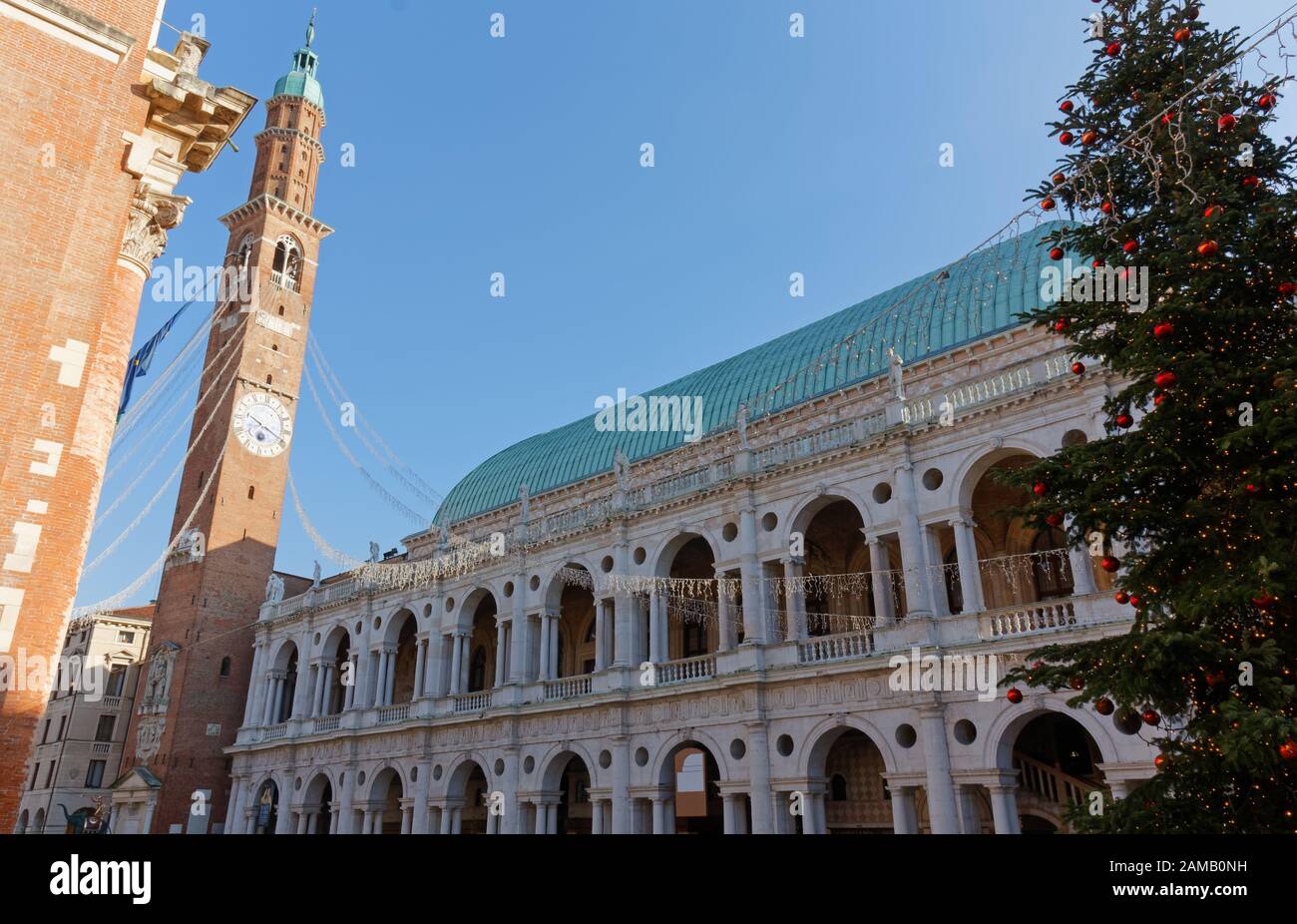 Basílica Palladiana y la torre cívica Bissara en la Piazza dei Signori en Vicenza, Italia, decoradas durante las vacaciones de Navidad Foto de stock