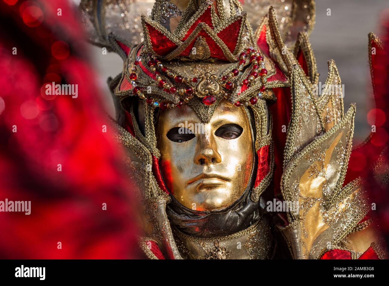 Cerca de la parte delantera de un hombre que llevaba una máscara veneciana  y el traje que representa un guerrero, el Carnaval de Venecia 2009  Fotografía de stock - Alamy