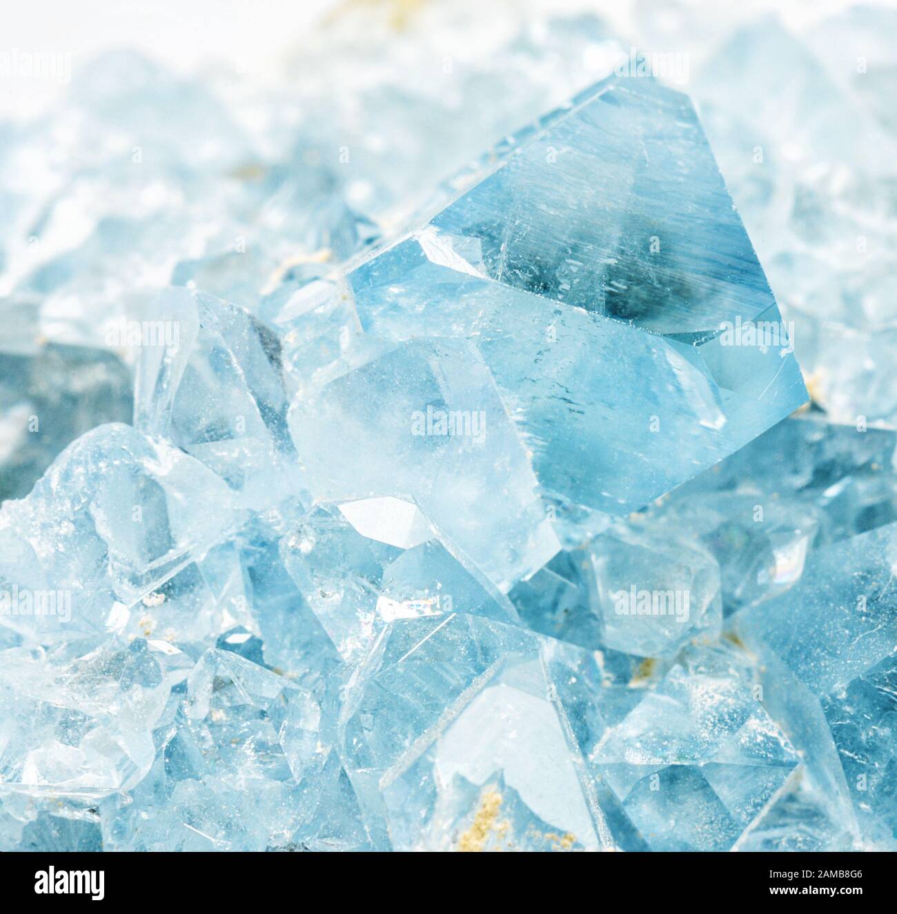 Hermosa luz cristales azules de los coleccionables celestite mineral cerca. Celestino es el principal mineral de estroncio Foto de stock