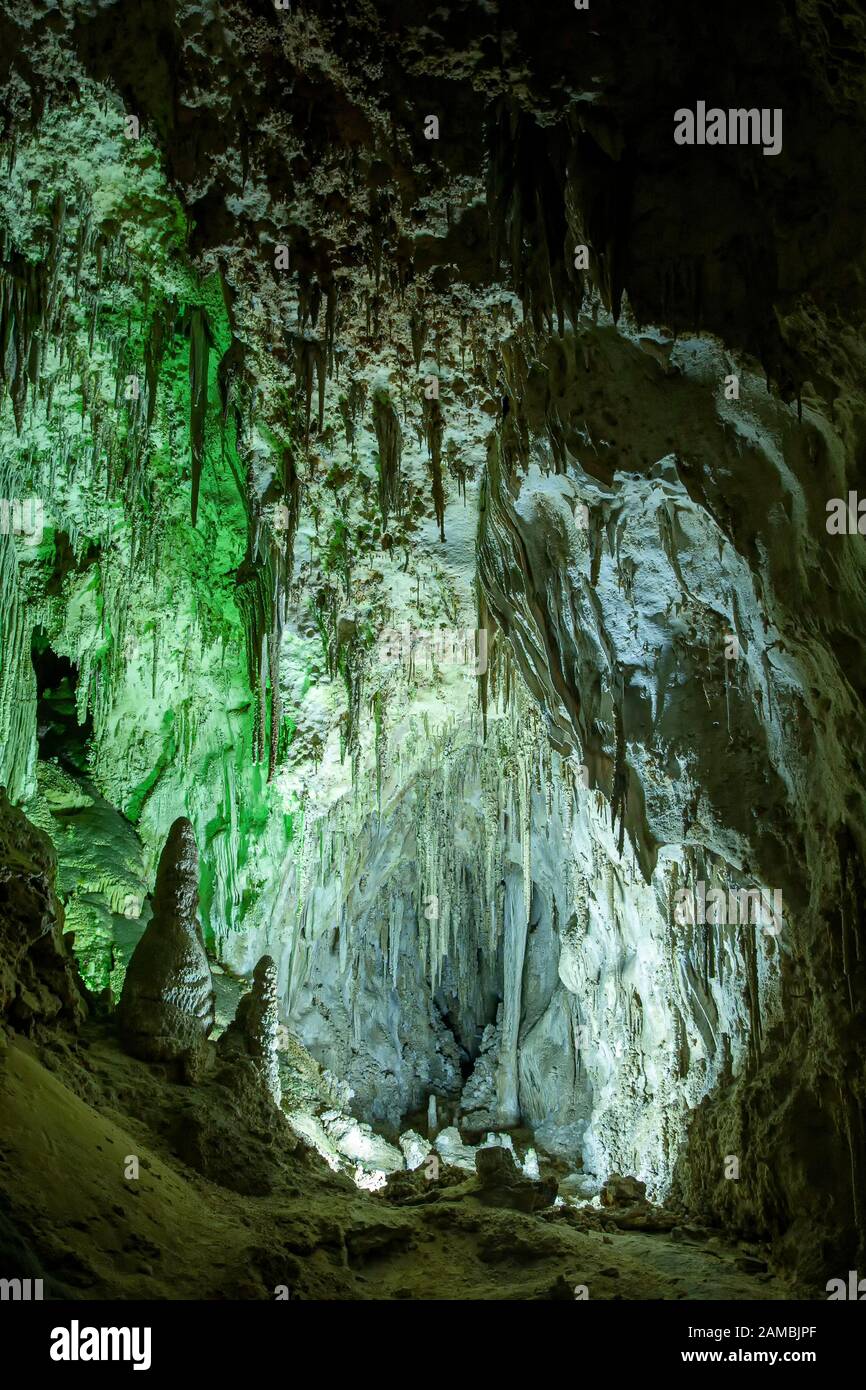 Cueva, estalactitas y estalagmitas, una habitación grande, el Parque Nacional de las Cavernas de Carlsbad, Nuevo México, EE.UU. Foto de stock