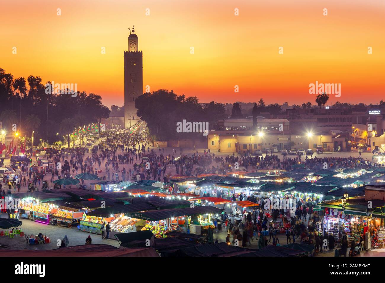 Plaza del mercado Jamaa el Fna con mezquita Koutoubia, Marrakech, Marruecos, norte de África Foto de stock