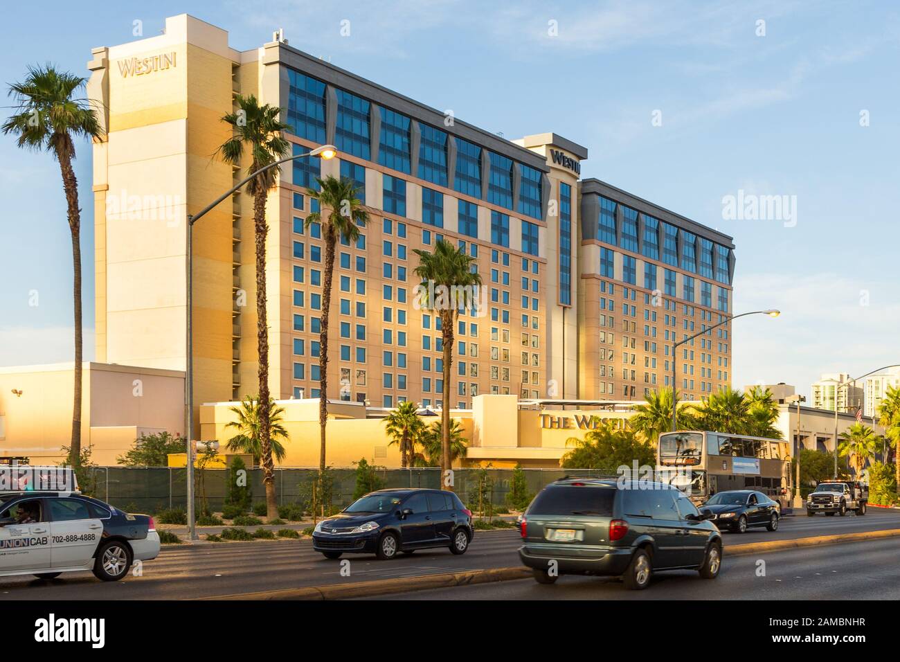 Las Vegas, Nevada, Ee.Uu.- 01 De Junio De 2015: Hotel Westin At Flamingo  Road. Palmeras en frente, coche en la calle Fotografía de stock - Alamy