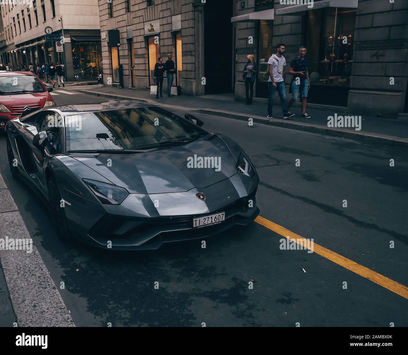 Lamborghini Aventador aparcamiento en las calles de Milán, Italia, en una  franja de aparcamiento amarillo Fotografía de stock - Alamy