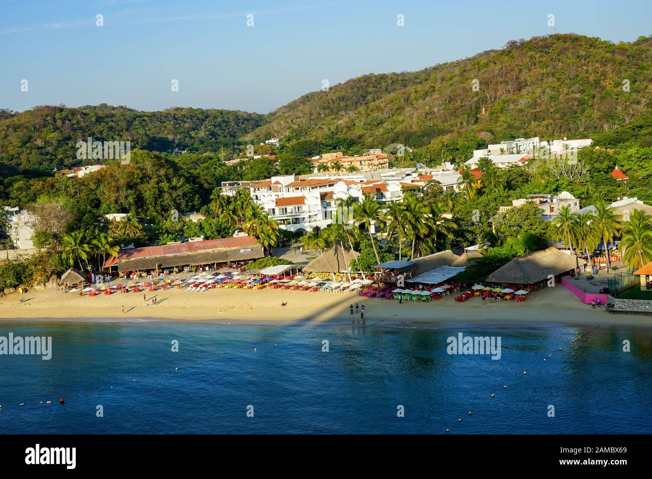 Muelle de Crucero y resort de Vista de Huatulco Bays de Huatulco, México, Bahía L'Entrega, Bahias de Huatulco, Oaxaca, Playa Santa Cruz Foto de stock