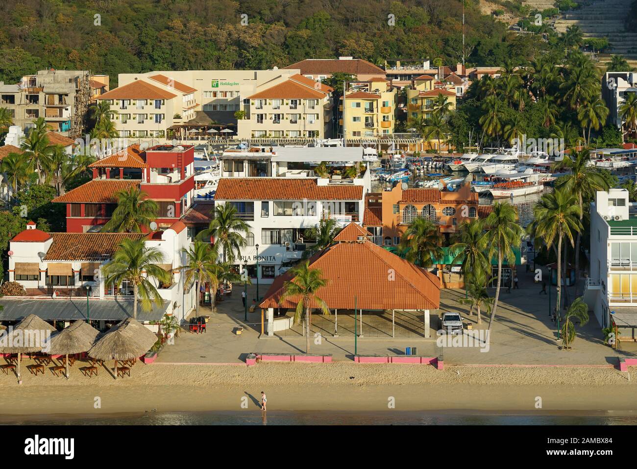 Muelle de Crucero y resort de Vista de Huatulco Bays de Huatulco, México, Bahía L'Entrega, Bahias de Huatulco, Oaxaca, Playa Santa Cruz Foto de stock