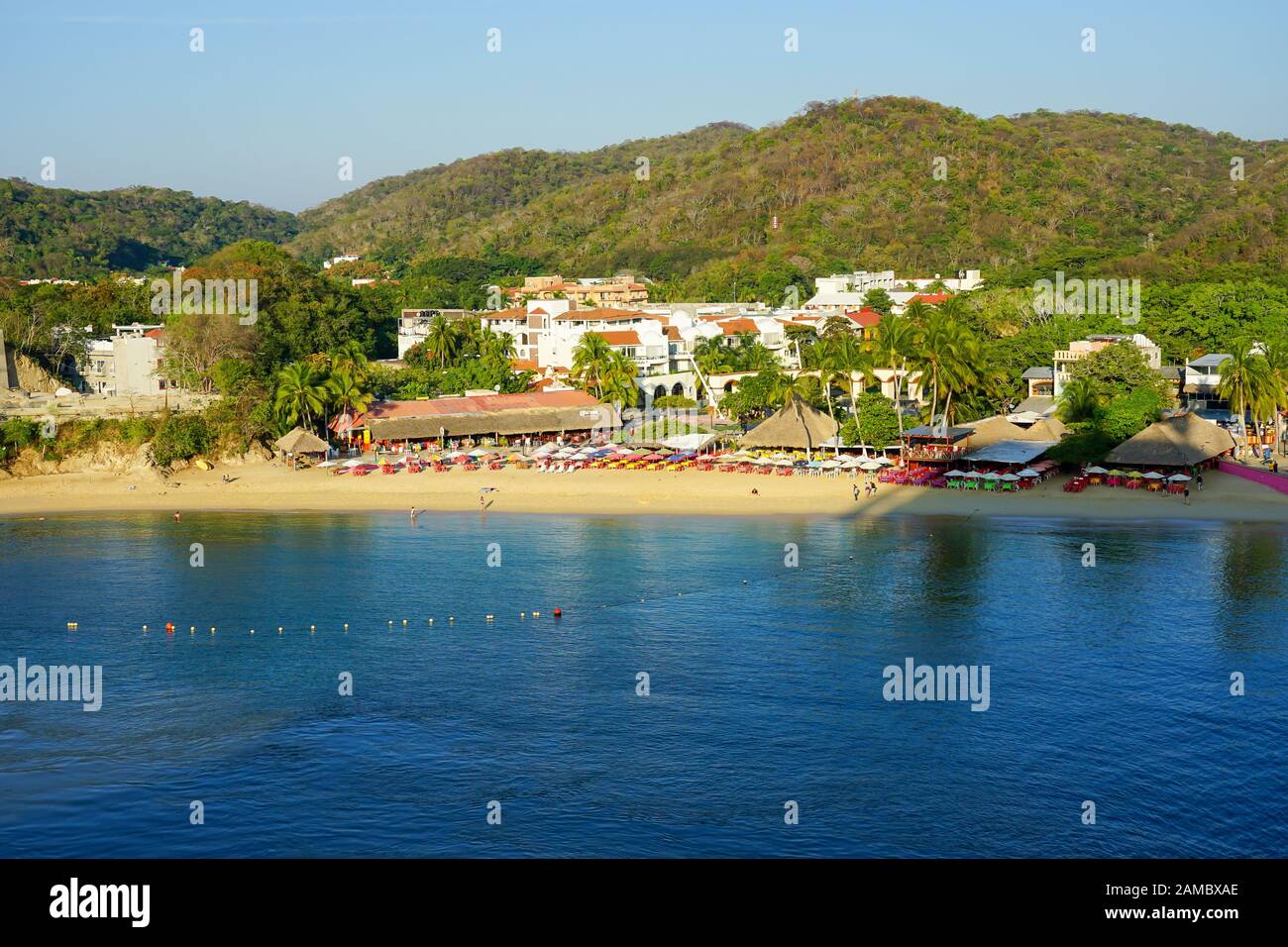 Muelle de Crucero y resort de Vista de Huatulco Bays de Huatulco, México, Bahía L'Entrega, Bahias de Huatulco, Oaxaca, Playa Santa Cruz Foto de stock