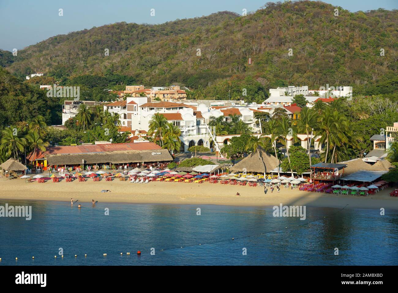 Muelle de Crucero y resort de Vista de Huatulco Bays de Huatulco, México, Bahía L'Entrega, Bahias de Huatulco, Oaxaca, Playa Santa Cruz Foto de stock