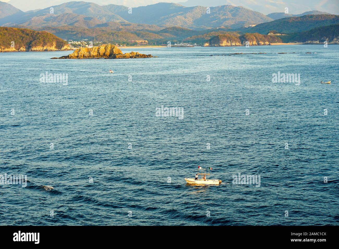 Muelle de Crucero y resort de Vista de Huatulco Bays de Huatulco, México, Bahía L'Entrega, Bahias de Huatulco, Oaxaca, Playa Santa Cruz Foto de stock