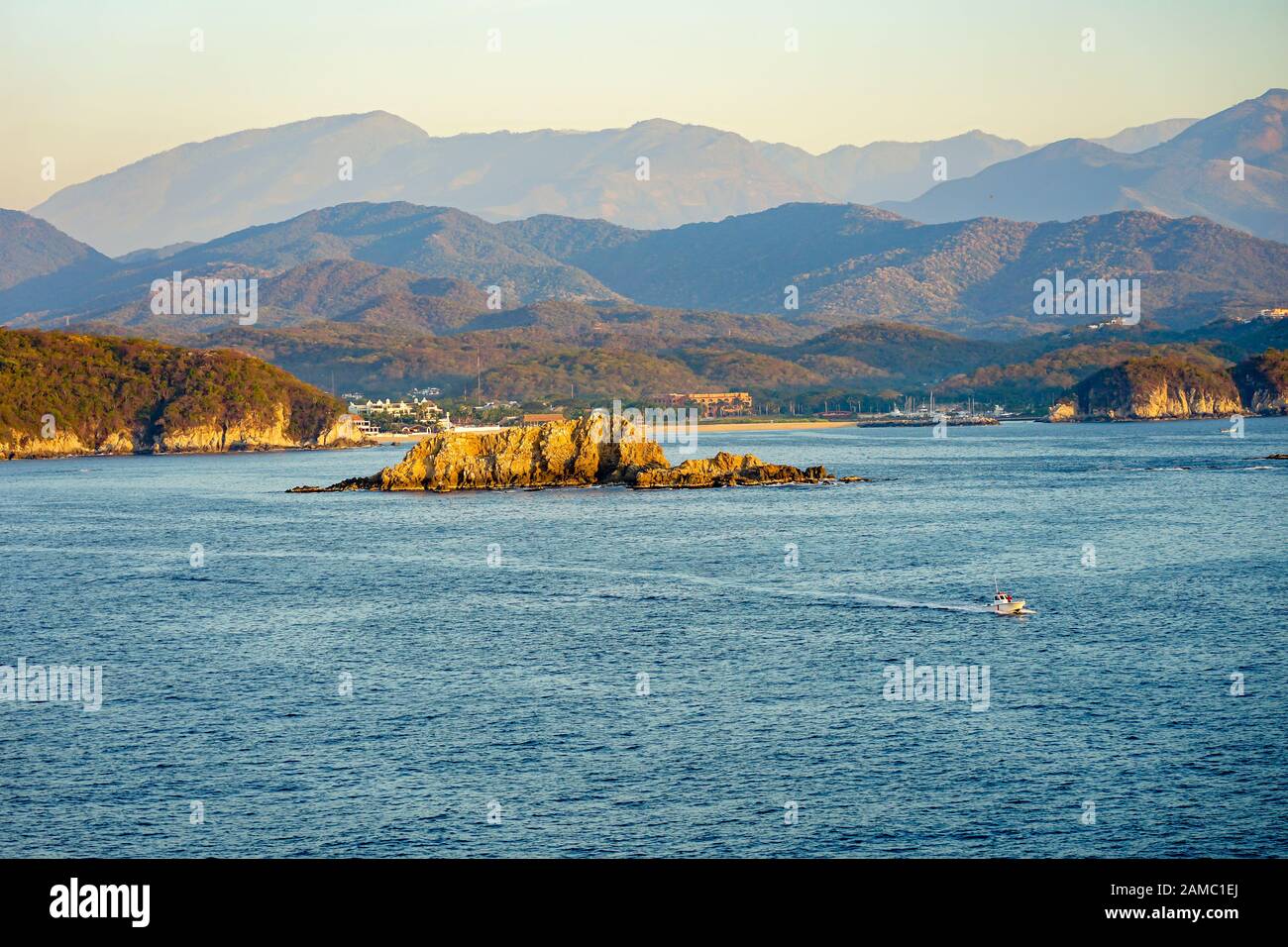 Muelle de Crucero y resort de Vista de Huatulco Bays de Huatulco, México, Bahía L'Entrega, Bahias de Huatulco, Oaxaca, Playa Santa Cruz Foto de stock