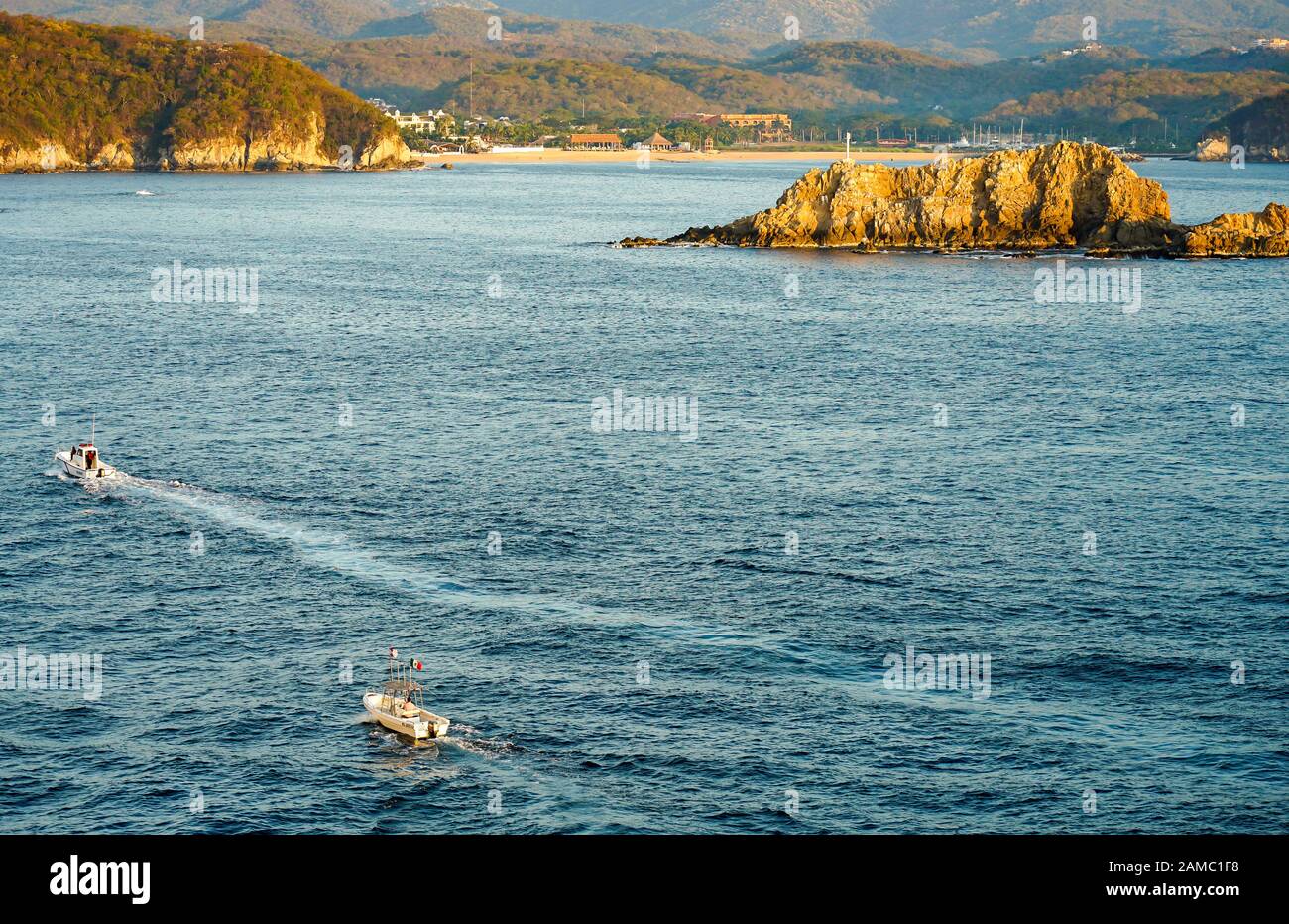 Muelle de Crucero y resort de Vista de Huatulco Bays de Huatulco, México, Bahía L'Entrega, Bahias de Huatulco, Oaxaca, Playa Santa Cruz Foto de stock