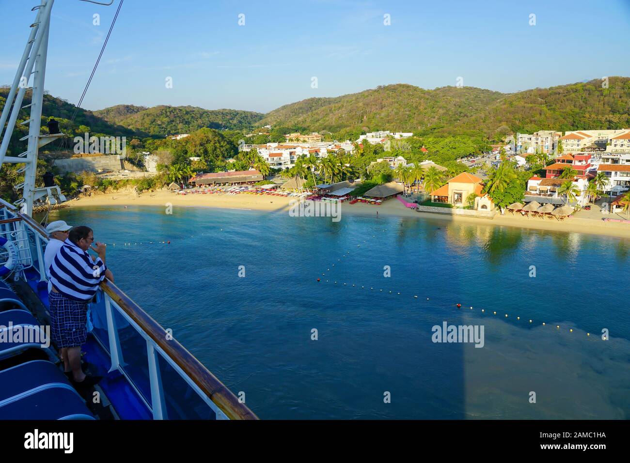 Muelle de Crucero y resort de Vista de Huatulco Bays de Huatulco, México, Bahía L'Entrega, Bahias de Huatulco, Oaxaca, Playa Santa Cruz Foto de stock