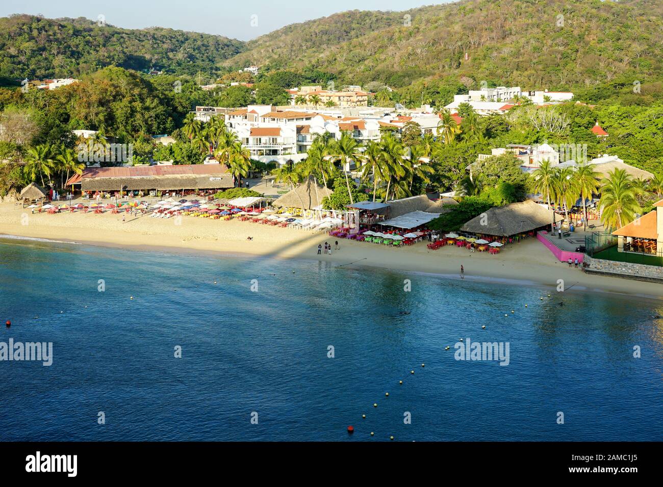 Muelle de Crucero y resort de Vista de Huatulco Bays de Huatulco, México, Bahía L'Entrega, Bahias de Huatulco, Oaxaca, Playa Santa Cruz Foto de stock
