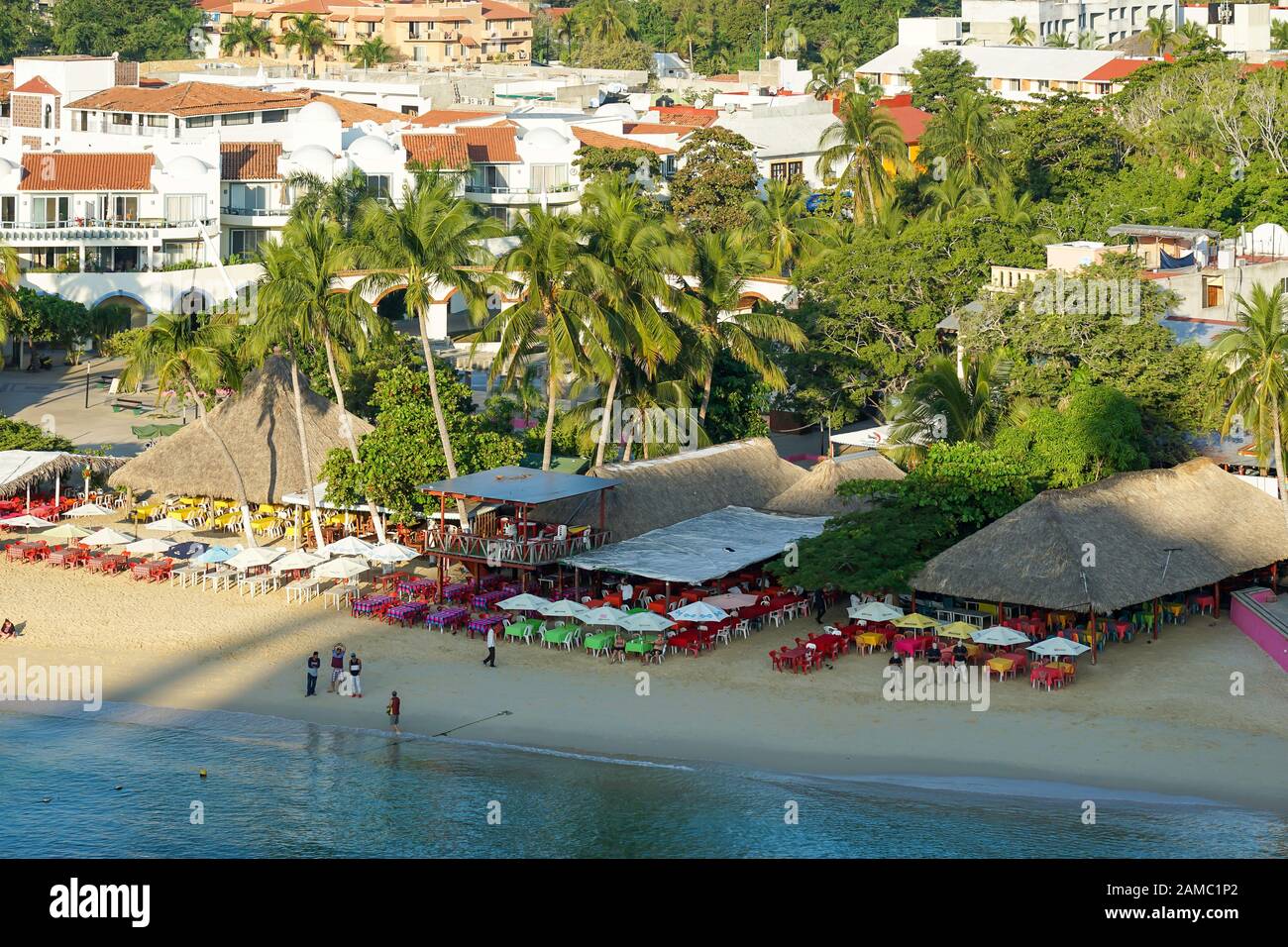 Muelle de Crucero y resort de Vista de Huatulco Bays de Huatulco, México, Bahía L'Entrega, Bahias de Huatulco, Oaxaca, Playa Santa Cruz Foto de stock