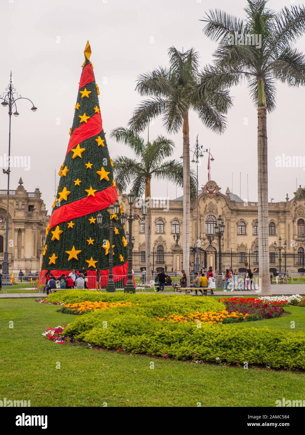 Lima, Perú - 12 de diciembre de 2019: Gran árbol de Navidad esperando un  tiempo de Navidad en Lima. En el fondo Palacio de Gobierno, Plaza de armas,  Perú, S Fotografía de stock - Alamy