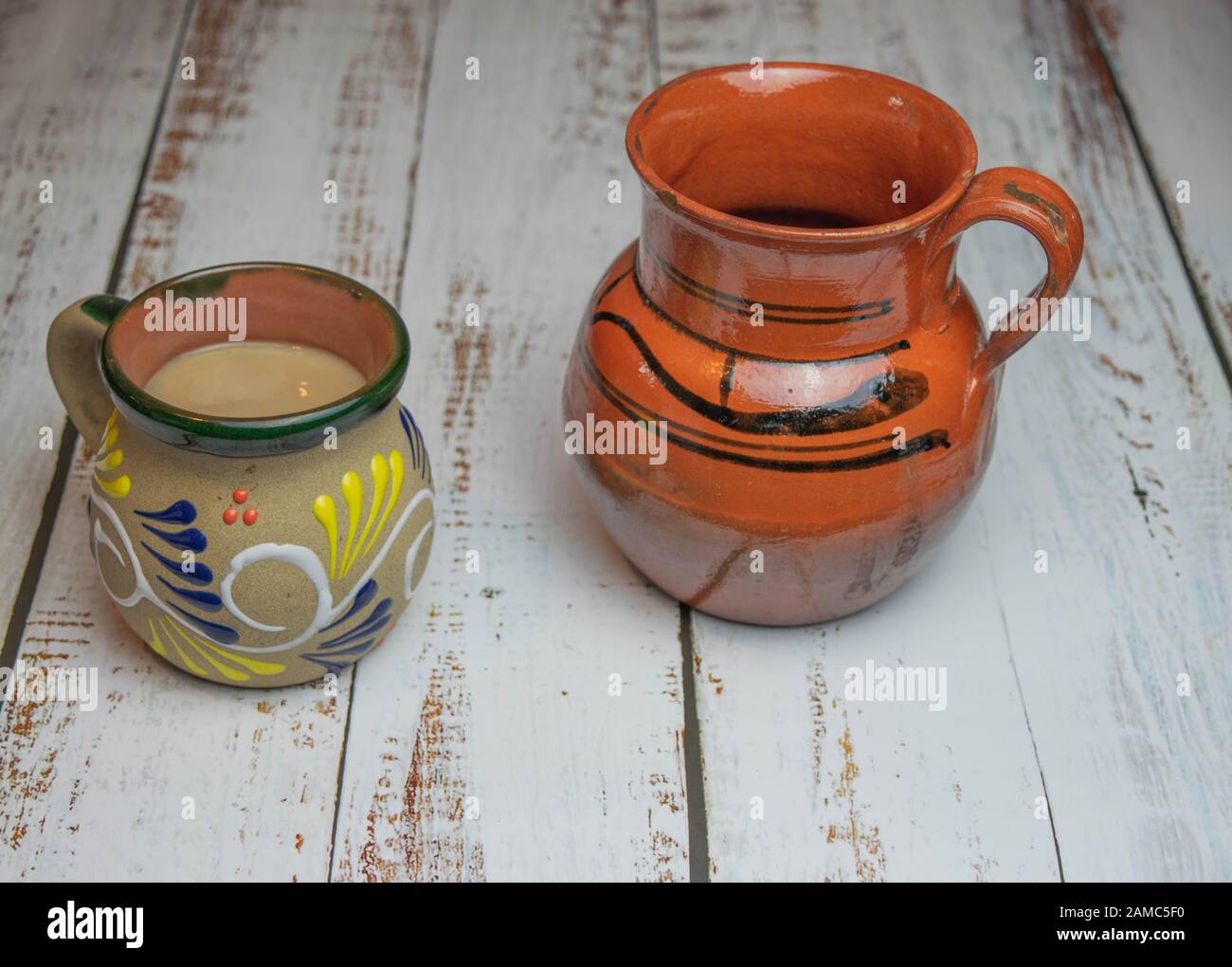 Vasos clásicos de arcilla de estilo mexicano para café en mesa de madera  Fotografía de stock - Alamy