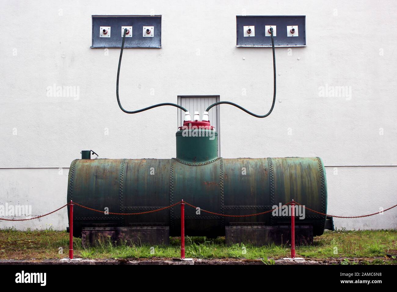 Sistema de suministro de energía disfuncional - una obra de arte de Alvar Gullichsen en el Museo Bonk en Uusikaupunki, Finlandia Foto de stock