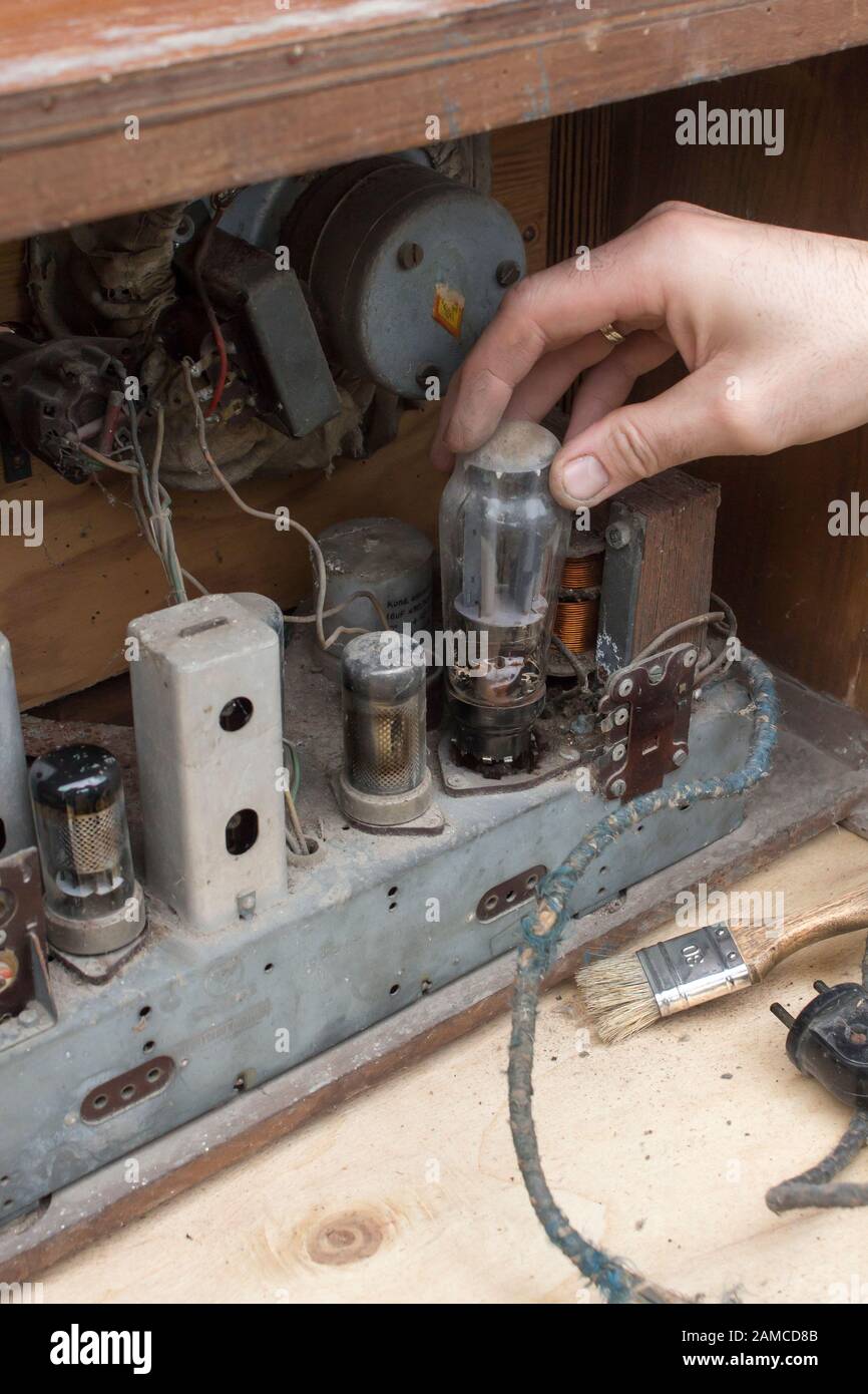 Lámpara de radio antigua vintage reparada por un electricista apasionado  Fotografía de stock - Alamy