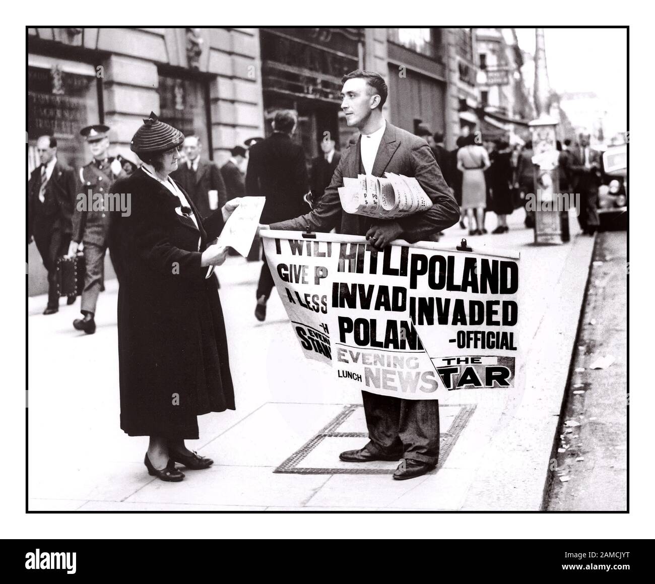 Hitler Invade Polonia Ww2 Vintage 1939 Vendedor De Periodicos De La Calle Reino Unido Comienzo De La Segunda Guerra Mundial Una Mujer De Londres Lee Un Periodico Anunciando La Invasion De Alemania