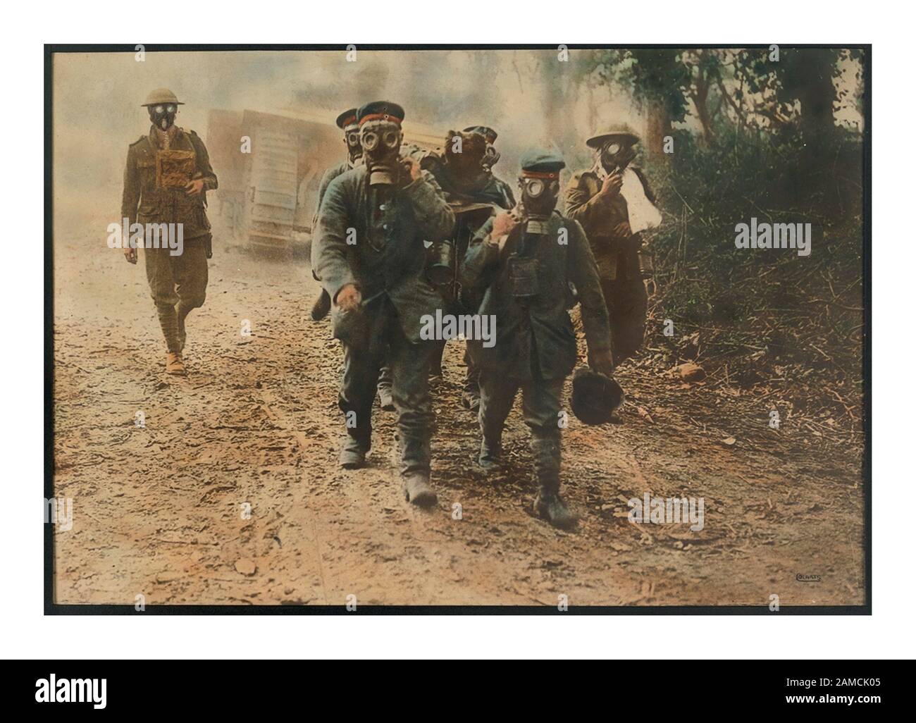 Gas WW1 El Somme Francia Primera Guerra Mundial Vintage Guerra Mundial 1 capturó a prisioneros del ejército alemán usando máscaras de gas grupo de prisioneros alemanes impresión fotográfica a mano color tomada en agosto de 1918 Foto de stock