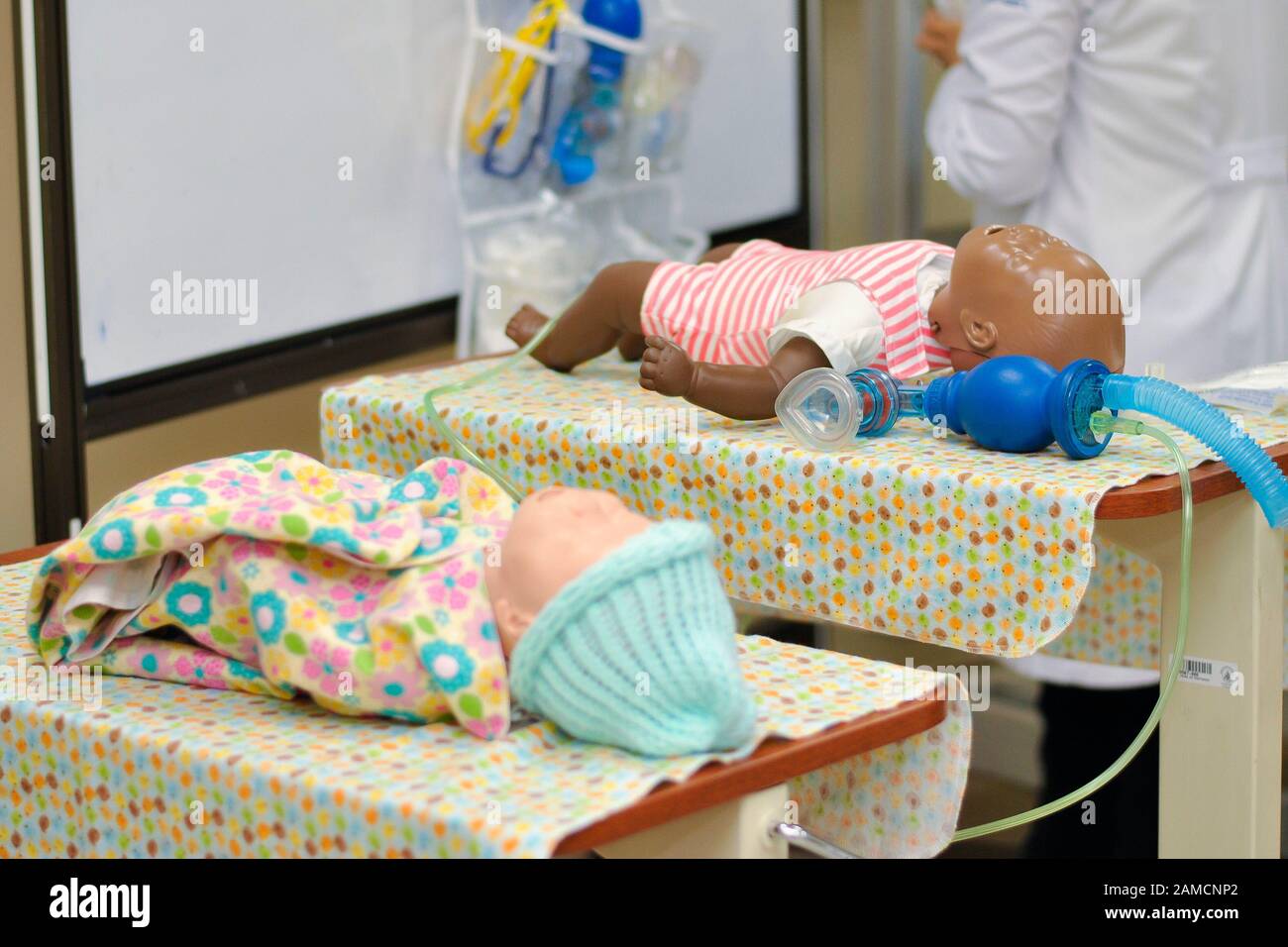 Simuladores realistas de traslado de lactantes para la educación en RCP. Hospital De Niños. Guayaquil. Ecuador Foto de stock