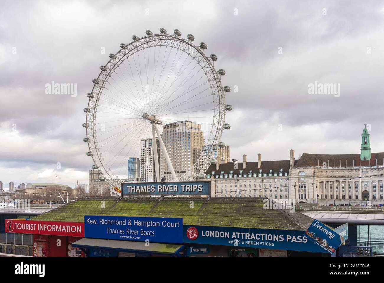 Los viajes por el río Támesis firman a lo largo del dique Victoria con el London Eye en el fondo, el 2020 de enero, Londres, Inglaterra, Reino Unido Foto de stock