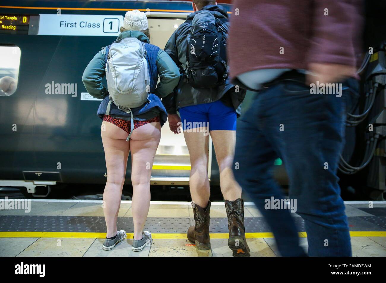 Остался без штанов. No Pants Subway Ride 2020. Нью Йорк метро без штанов. Акция в метро без штанов Нью Йорк. День без штанов в метро.