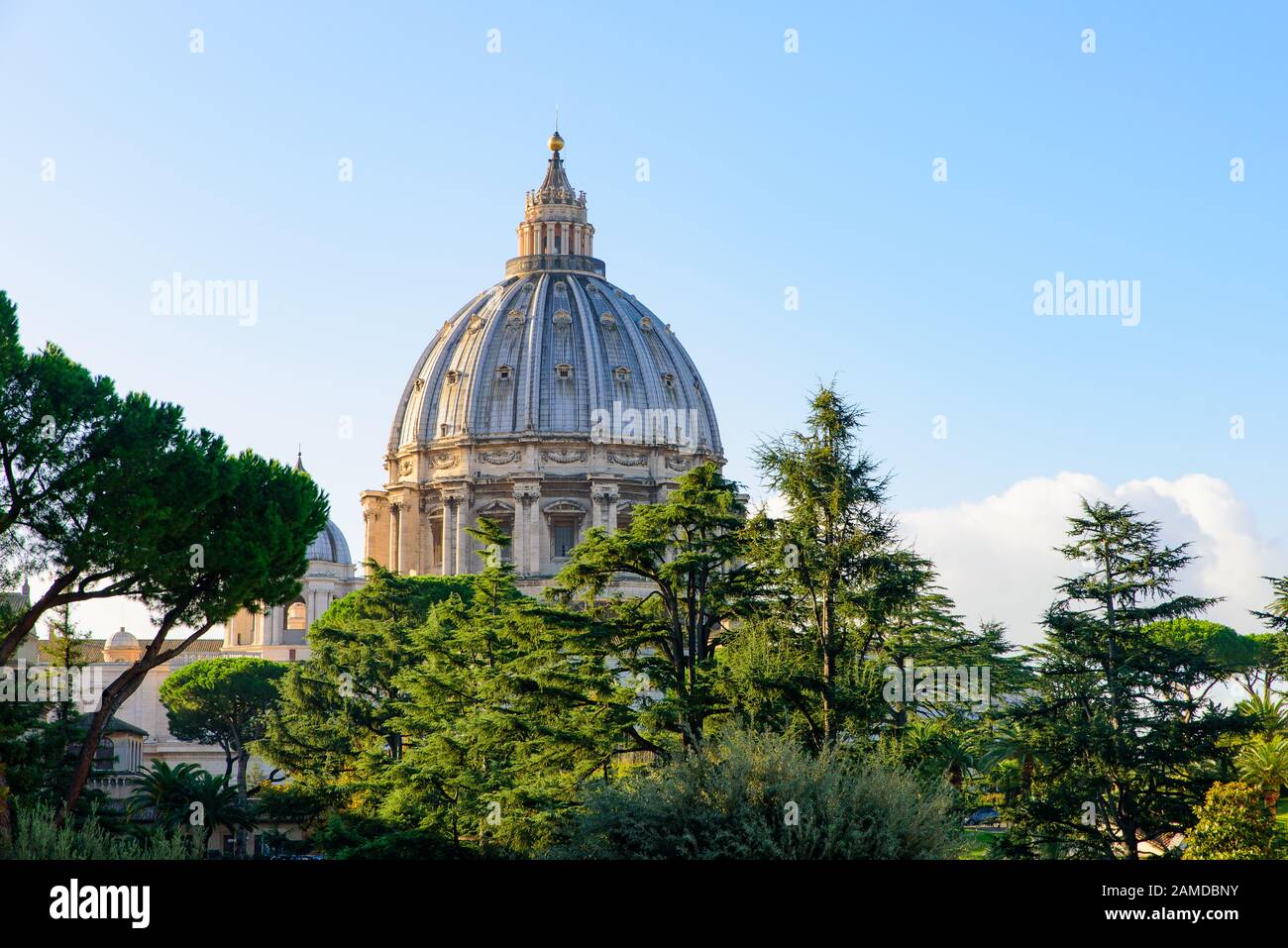 La cúpula de la Basílica de San Pedro en la Ciudad del Vaticano, la iglesia más grande del mundo Foto de stock