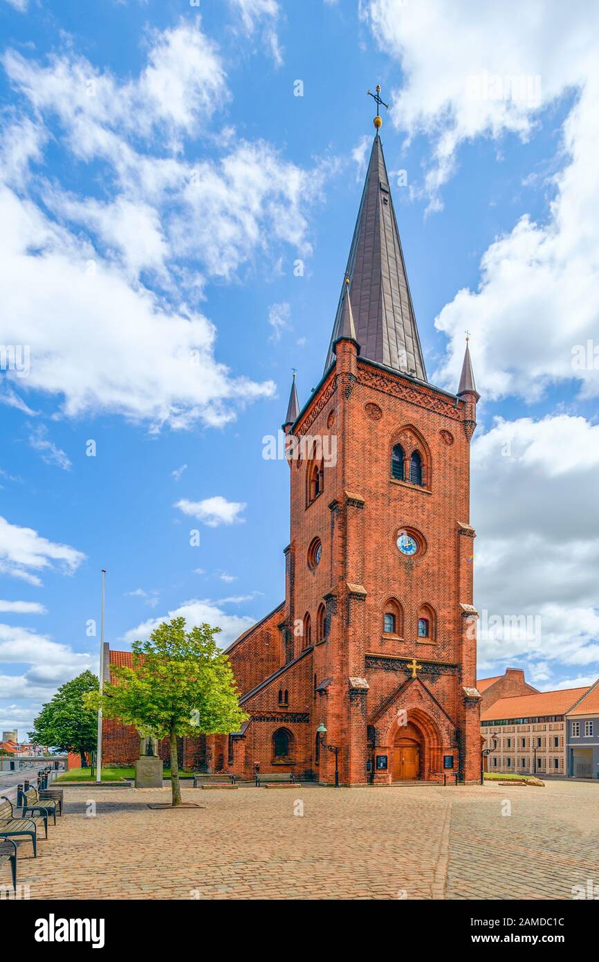 Vista de la iglesia luterana de San Nicolás en la ciudad de Vejle. Península De Jutlandia. Dinamarca Foto de stock