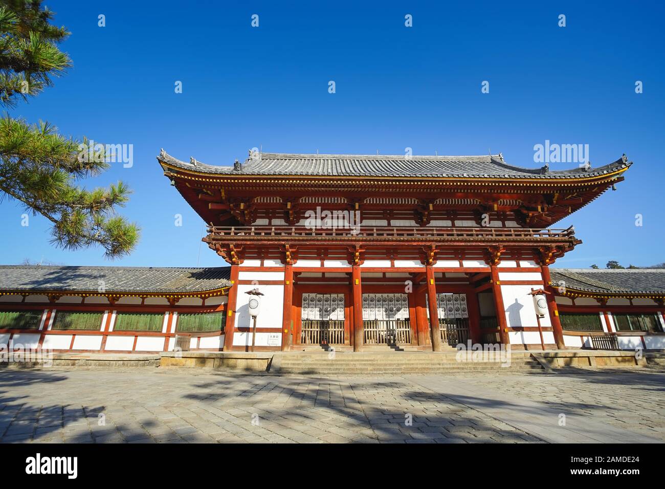 Hermosa escena de la segunda puerta de madera del Templo Todaiji, este es el destino turístico más famoso de la ciudad de Nara en la zona de Kansai de Japón y esto Foto de stock