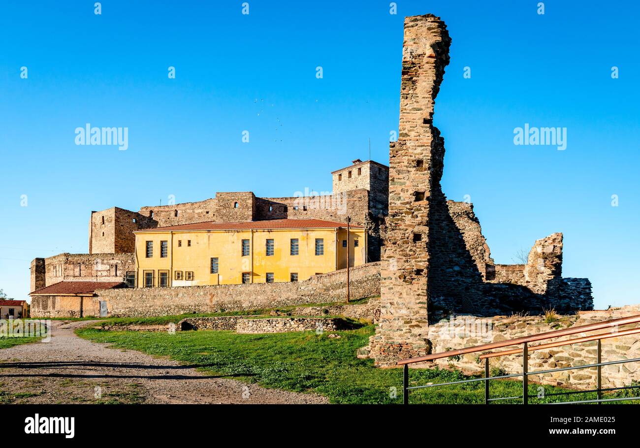 La Heptapirgion (también conocida como Yedi Kule, fortaleza de la época otomana) y parte de las murallas medievales de la ciudad de Tesalónica, Grrece. Foto de stock