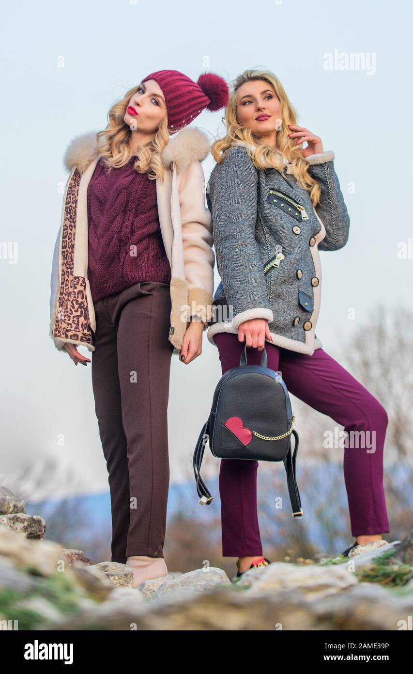 Mantente cálido y moderno. Las mujeres usan abrigos de pelaje. Ropa de  invierno. Armario para clima frío. Las niñas disfrutan de abrigos elegantes  y acogedores. Abrigos de piel de oveja de lana