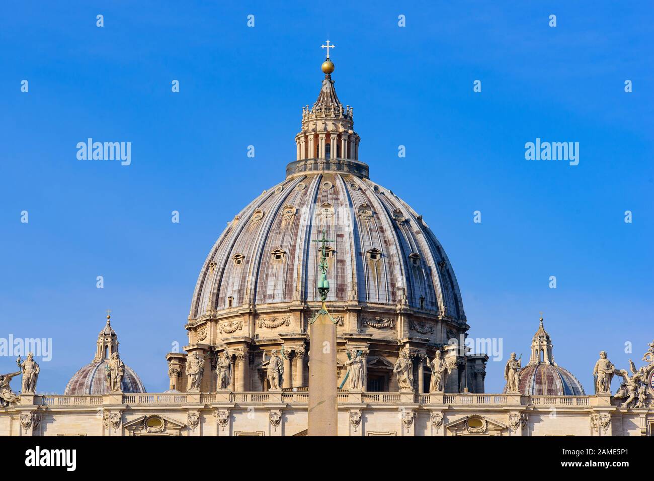 La cúpula de la Basílica de San Pedro en la Ciudad del Vaticano, la iglesia más grande del mundo Fotografía de stock - Alamy La cúpula de la Basílica de San Pedro en la Ciudad del Vaticano, la iglesia más grande del mundo Fotografía de stock - Alamy