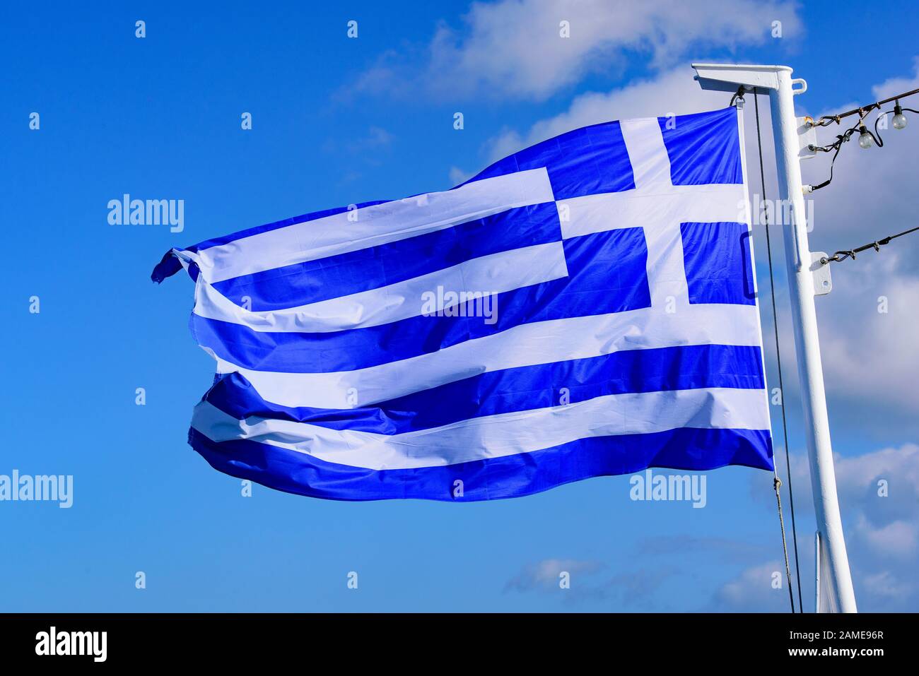 La bandera nacional de Grecia en el viento Foto de stock