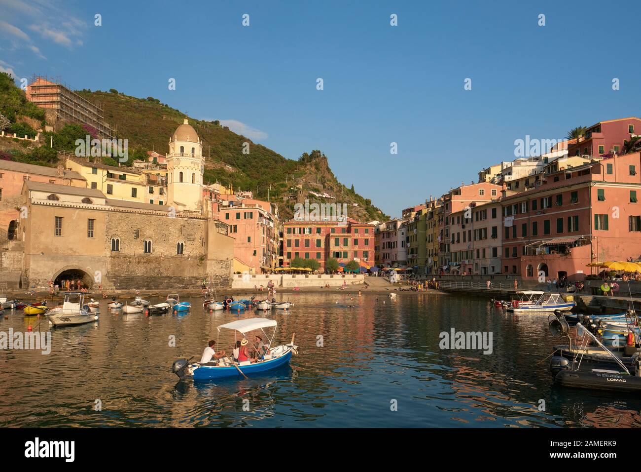 Turistas de verano que llegan en barco al pequeño puerto y arquitectura colorida de Vernazza, Parque Nacional Cinque Terre, Liguria Italia UE Foto de stock