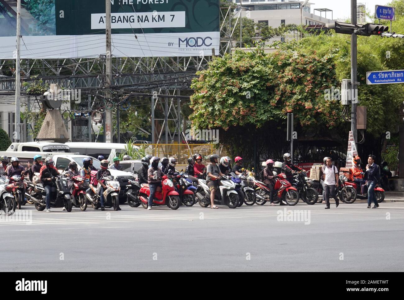 Bangkok, Tailandia - 26 de diciembre de 2019: Scooters y motocicletas están esperando a que los semáforos se iluminen en verde. Foto de stock