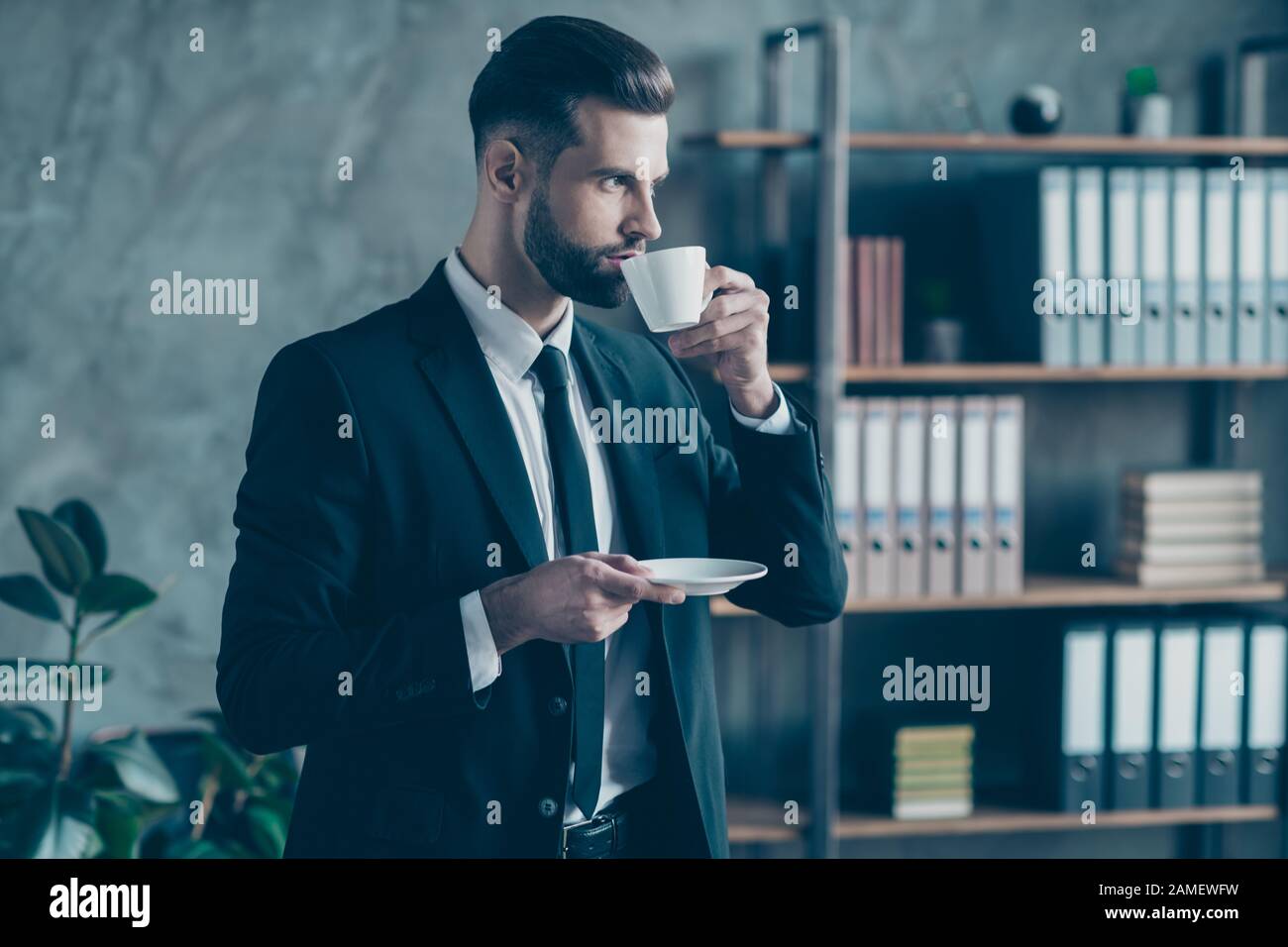 Foto de perfil de un hombre de negocios de éxito persona con confianza para  sí mismo mantener café bebida plato mirar ventana ropa de cuidado negro  blazer camisa corbata traje Fotografía de