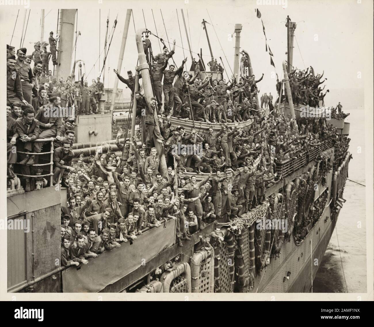 Las tropas de la 20ª División Armored y las unidades del 9º Ejército la perdieron entre las gotas de lluvia como el SS John Ericsson se acerca Pier 84, North River Foto de stock