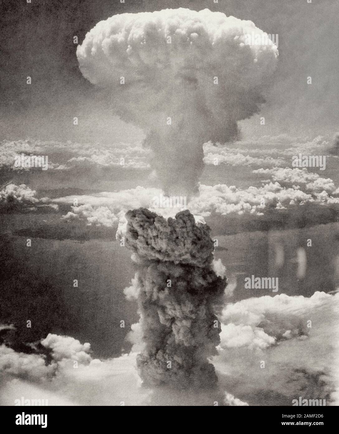 Los días 6 y 9 de agosto de 1945, los Estados Unidos lanzaron bombas nucleares "FAT Man" (en la foto) y "Baby" en las ciudades japonesas de Hiroshima (70 mil peop Foto de stock