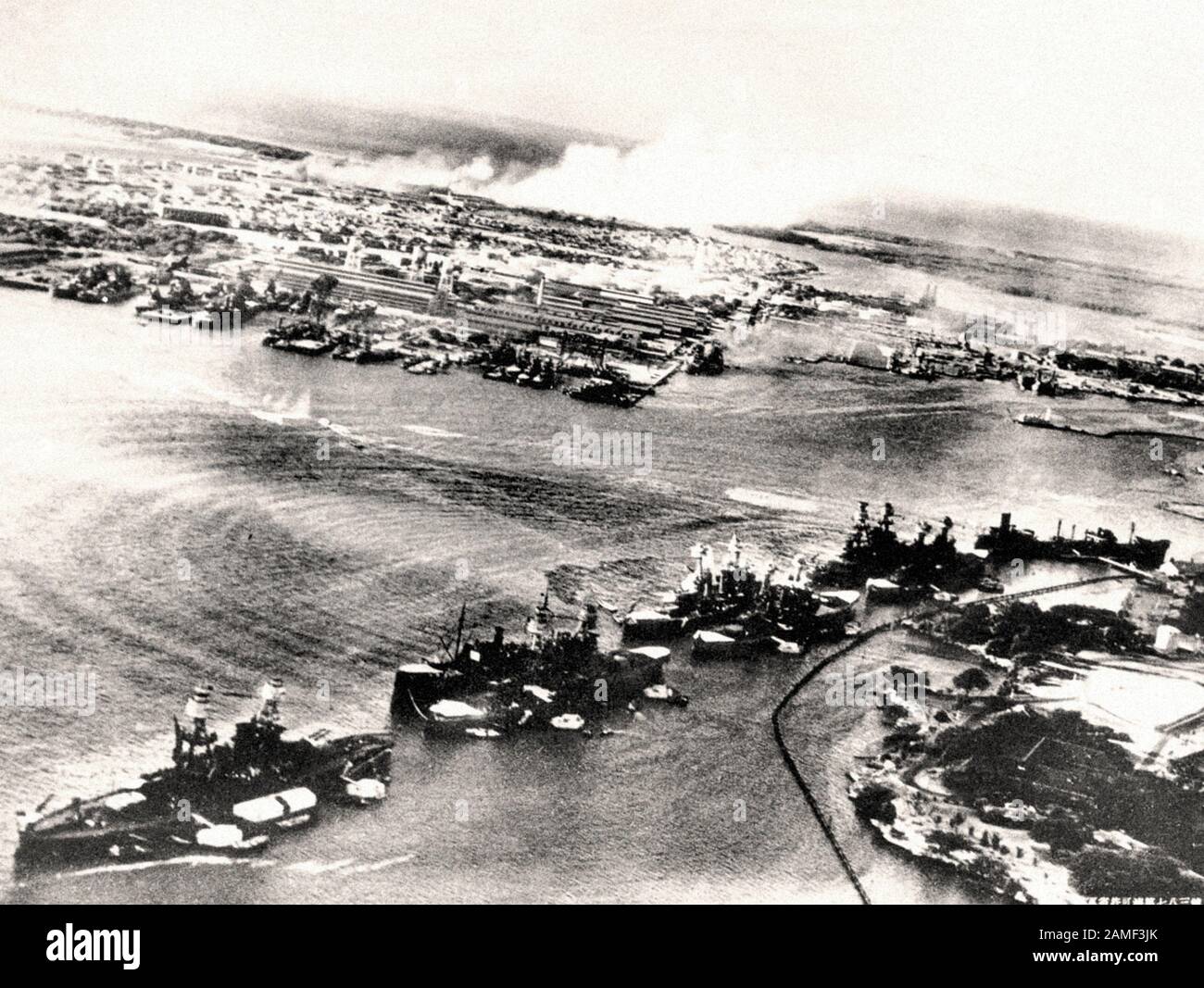 Pearl Harbor durante la primera ola del ataque. Foto de stock