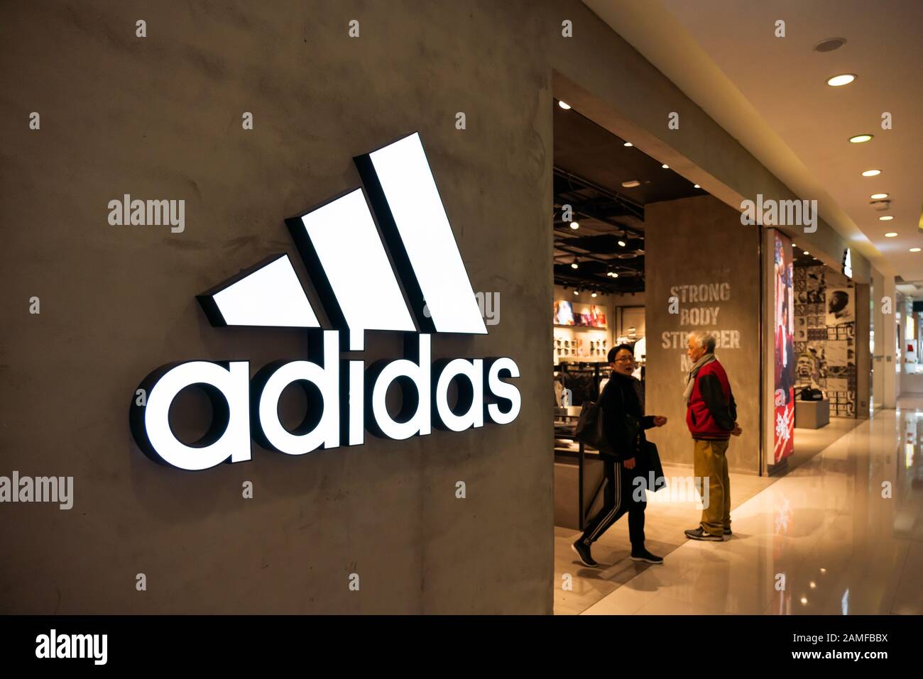 rastro De nada viudo Empresa multinacional alemana de ropa deportiva Adidas tienda y logotipo  visto en Shanghai Fotografía de stock - Alamy